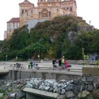 Die Reisegruppe vor Stift Melk