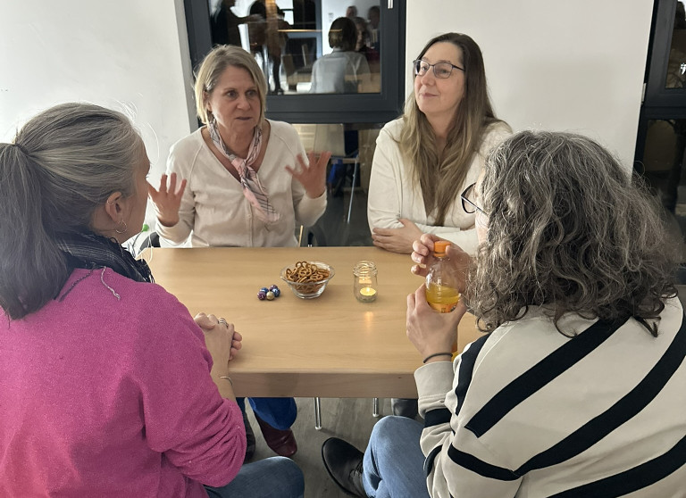 Erklären die Gemeinderatsarbeit: Christine Reichl-Gumz und Angie Wimmer