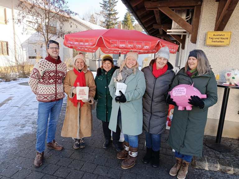 Beim Neujahrswunsch-Stand haben unter anderen Philippe Körner, Christine Reichl-Gumz, Jutta Pudenz, Andrea Steiler, die Bürgermeisterkandidatin, Angie Wimmer und Birgit Rutzmoser das "Wunschschweinderl" betreut.